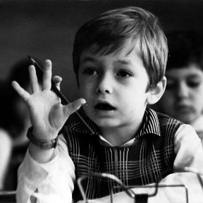 Фотография "Март 1993 г. Я в первом классе. За мной - Игорь Руссо."