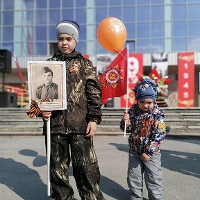 Фотография "Внуки...Был великий народ победитель. Был великий советский народ.  И хотите вы иль не хотите. Дух Победы в потомках живет ..."