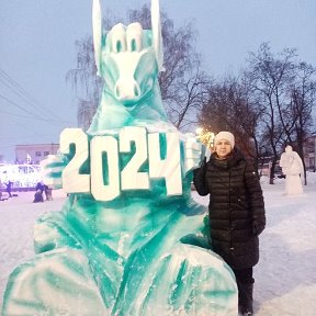 Фотография "На площади у символа года , правда он мало похож на дракона, не поняла что за зверь!"