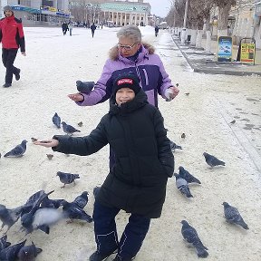 Фотография "пыталась накормить внука- в итоге накормили голубей. моя кровинушка"