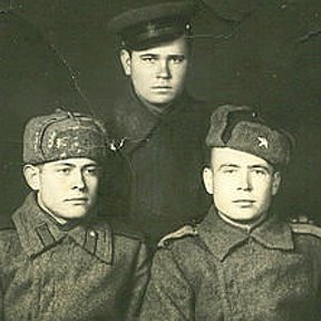 Фотография "СЕВЕРНАЯ КОРЕЯ г. ПХЕНЬЯН - конец 2-ой мировой войны. 
 Мой отец ( стоит в центре) нашёл родного брата ВАСИЛИЯ (по левую руку от него)   , с которым расстались в 1941 году, оба прошли две войны и встретились случайно в Корее. 
ВЕЧНАЯ ПАМЯТЬ...🚩🔥"