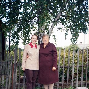 Фотография "1998 год. Я с бабушкой Лидией Ивановной Жидковой в Царевке. Бабушка в войну работала на тамбовском заводе "Ревтруд". Ее мечту стать учителем перечеркнула война."