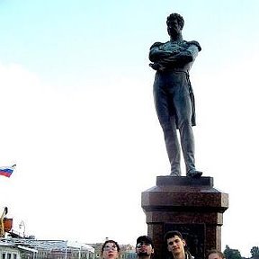 Фотография "Внизу слева направо Маша, Вася, Коля и Вика. Кто такие - понятия не имею, я на постаменте. Санкт-Петербург 200х год"