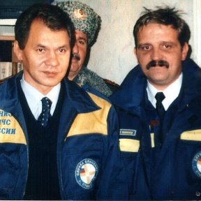 Фотография "Ставрополь, 1999 г. Я с министором МЧС. Я с права."