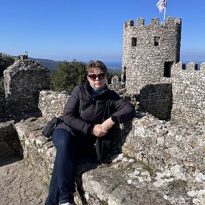 Фотография "Замок мавров (порт. Castelo dos Mouros) — замок раннего Средневековья, построенный маврами во времена арабского завоевания Португалии на господствующей вершине горы в окрестности города Синтра — пригорода Лиссабона."