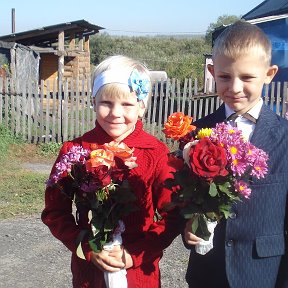 Фотография "Сашенька и Виктория первый раз в первый класс 2015 г."