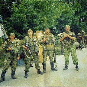 Фотография "Грозный Заводской р-н.2000г.
я,Деич,Санин и Елисей"