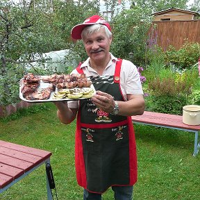 Фотография "Офицером прошел по жизни. Спасибо судьбе! Но мне, почему-то кажется, что мог бы стать и хорошим кулинаром. Люблю что-нить приготовить эдакое, эксклюзивно-вкусненькое... А потом..., в хорошей компании махнуть 100-парик (или два) под эту закусочку. Супер!"