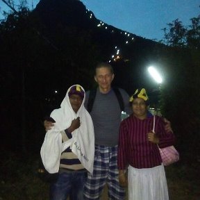 Фотография "Шри Ланка, 15 тыс ступеней 10 ти часового восхождения на гору Ступня Будды с местными друзьями-паломниками. Подниматся куда ни шло, а спускатся 11ч. назад просто мука, у многих колени не выдерживают."