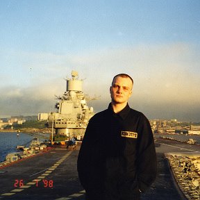 Фотография "ДеньВМФ"98 рейд г. Североморск-на робе-(КОМ ЭТГ2 -командир электротехнической группы№2(сильный ток))-всё 380 v. на пароходе было моё, соответственно за всё это меня "имели"."