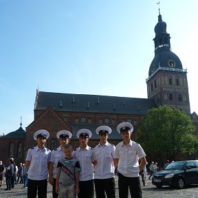 Фотография "Я с моряками с Крузерштерна у Домскрго собора."