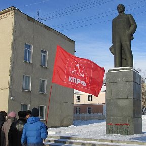 Фотография "Возложены красные гвоздики к памятнику В.И. Ленину"