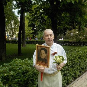 Фотография "Толик с портретом отца в Бессмертном полку. Отца он боготворил."