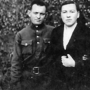 Фотография "1946 г мои родители: кожухов и.п 1914-1980;  кожухова А.И. 1923-2005"