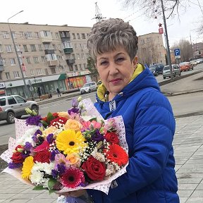 Фотография "20.04.18 Цветы мастеру Оксаны перед торжественной линейкой"