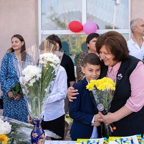 Фотография "Цветы- это не благодарность учителю, а надежда на новое и лучшее в обучении. Будем стараться."