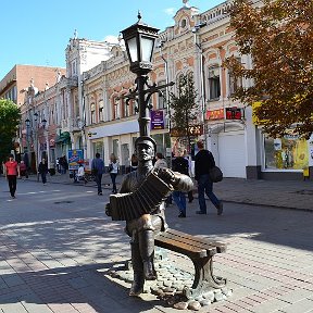 Фотография "памятник саратовскому гармонисту и  в честь песни «Огней так много золотых»."