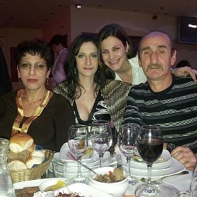 Фотография "Новый 2012 год. Самые родные мои люди. Ресторан Мираж."