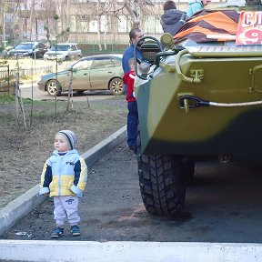 Фотография "Мой второй внучок Рома , здесь он ещё малышок ... Братск , 2015 , 9 мая ."