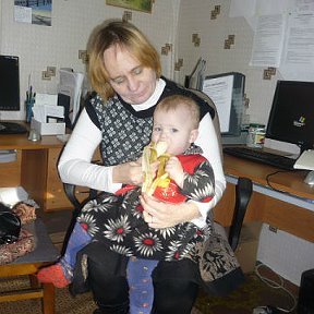 Фотография "Катя помогает бабушке на работе"