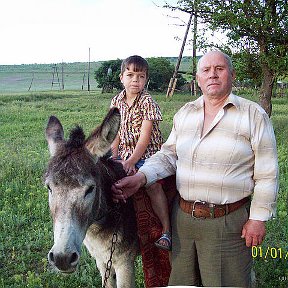 Фотография "НЕРАЗЛУЧНЫЕ ДРУЗЬЯ-АРТЁМКА И ОСЛИК КОЛЬКА."