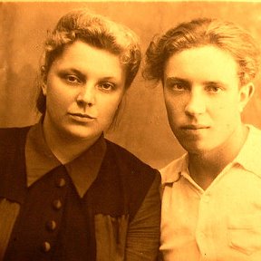 Фотография "1948 год. Моя мама и ее брат-двойняшка-Лев в 1942 году (15-летние) были мобилизованы из Калининской области в Кемерово, где окончили школу ФЗО,  получив специальность  электросварщика и столяра, и работали до 1946 года на Кемеровской ГРЭС."