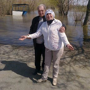 Фотография "7  МАя  2014  года.   Вода  немного  сходит.  Дорога  к  нашему  дачному  участку."