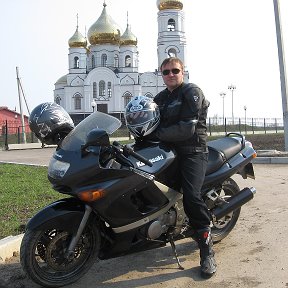 Фотография "В Алексеевке на фоне женского монастыря..."