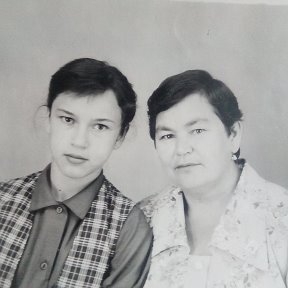 Фотография "Мама и я фотографировались в Фергане. 1984 год -значит мне здесь 13 ."