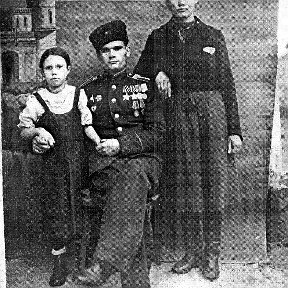 Фотография "Василий Сергеевич Пономарёв ( мой дед )  с сестрой Анной Сергеевной и дочерью  Аней ( моя мама )."