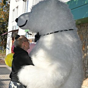 Фотография "T.067192301.Surpriză cu Ursul Alb Gigant.VREI SAȚI FAC SĂRBĂTOAREA MAI VESELĂ?🎶🍾🎉🎂🥰"