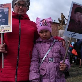 Фотография "Я с внучей на митинге с нами наши деды."