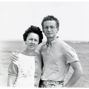 Фотография "С мамой на фоне казахской степи, пос.Донское на горизонте."