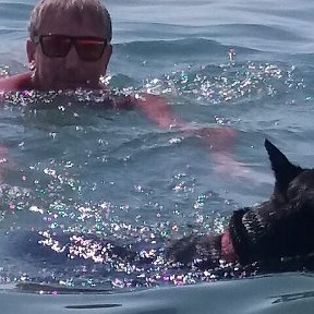 Фотография "Купаемся в Чёрном море с любимой собакой (Века)."