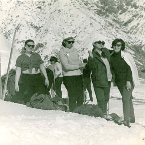 Фотография "С подругами в Ходжи-оби-Гарме в 70-е годы
(Я-первая справа). Слева от меня Раечка Панкратова и Надя Гераськина."