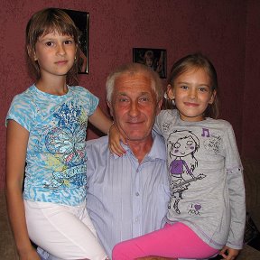 Фотография "С внучками, август 2015."