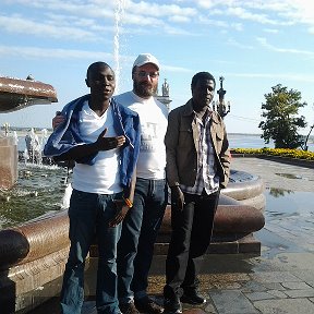 Фотография "Друзья из Зимбабвэ набережная реки Волги октябрь 2012"