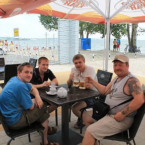 Фотография "Я с сыновьями в Таганроге.Прошли годы и теперь я с двумя сыновьями(которые слева)... живем в Таганроге...судьба."