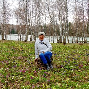 Фотография "Я знаю, Бог живет не в церкви…
Он тихо селится в душе.
И бережет на вираже,
За миг единственный до смерти,
Когда не веришь ты уже…

Я знаю Бог живет в друзьях,
С которыми роднятся души…
Для них он звезды утром тушит,
Чтоб был рассвет… А к ночи ужин
Вновь у камина… При свечах.

Я знаю, Бог живет в любви,
К одной, единственной на свете,
К родителям, и просто к детям,
Твои они, иль не твои…
Я знаю, Бог живет в любви.

Я знаю, Бог живет в стихах,
В холсте и красках, в каждой ноте,
Пусть даже вы не ту возьмете,
Смычком коснувшись впопыхах…
Отогревая мир в руках…

Я знаю, Бог живет не в церкви…
Он тихо селится в душе.
Вы там Ему, хоть раз, поверьте,
Идя вперед на вираже...
-
Автор стихов: Владимир Михейшин"