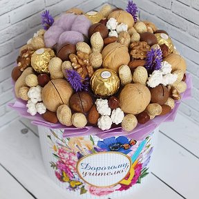 Фотография "Композиция в коробке с орехами, конфетами Ферреро Роше, хлопком и декором.  Размер 20*20*24 см.   В НАЛИЧИИ!!!"