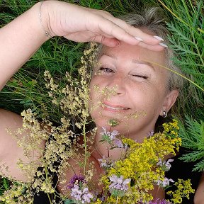 Фотография "Лето — это возможность танцевать под солнцем и носить полевые цветы в волосах. — Сьюзан Полис Шутц.
"
