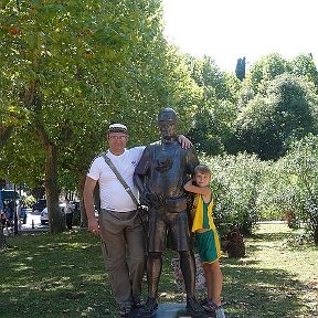 Фотография "Памятник "Туристу" в Сочи я со старшим сыном!!"