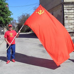 Фотография "Спасибо тем кто с этим флагом воевал
Берлин, рейхстаг фашистский брал. 
И этот флаг у нас никак отнять нельзя, 
В нем наша сила, мощь и кровь дедов."