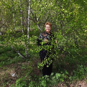 Фотография "Небо — вдохнуть.
Облака — потрогать.
Даром не нужно ни муз, ни лир…
Первые листья размером с ноготь
Делают сердце размером с мир…"