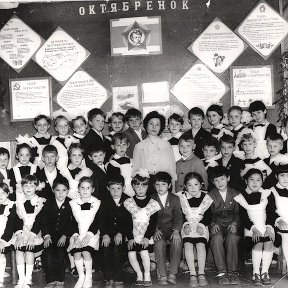 Фотография "21 мая 1987 год 
1"Д" класс 
школа №10 им.Н.К. Крупской"