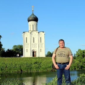 Фотография "Я в Боголюбово (под Владимиром) возле знаменитого шедевра - храма Покрова на Нерли (1165 г.)"