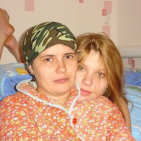 Фотография "В деревне.В гостях.2006год. Я с дочкой.
Так и живу – не в долг, не «про запас»…
Из снов цветных и сумасшедших планов слагаю путь. Пусть для кого-то странный…
И лоб крещу в надежде – не пропасть..."