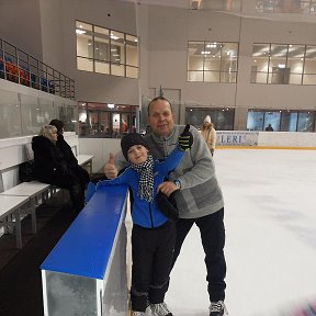 Фотография "С Егором,занимаемся спортом на каникулах."