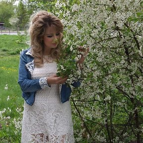 Фотография "Снова вишни цветут, ароматом сады наполняя,
Снова вишни цветут, пробуждая надежду в сердцах.
Снова вишни цветут, я их сладкую нежность вдыхаю,
И люблю этот мир, и люблю эту жизнь без конца!"