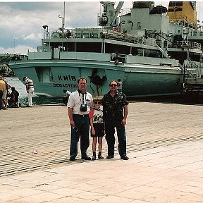Фотография "На Графской пристани в Севастополе.
Я,сынулька и брат мой Коля."